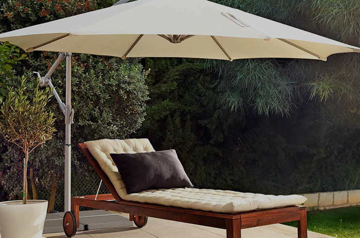 안뜰 우산의 재료는 내구성과 태양 보호에 어떤 영향을 미칩니 까?